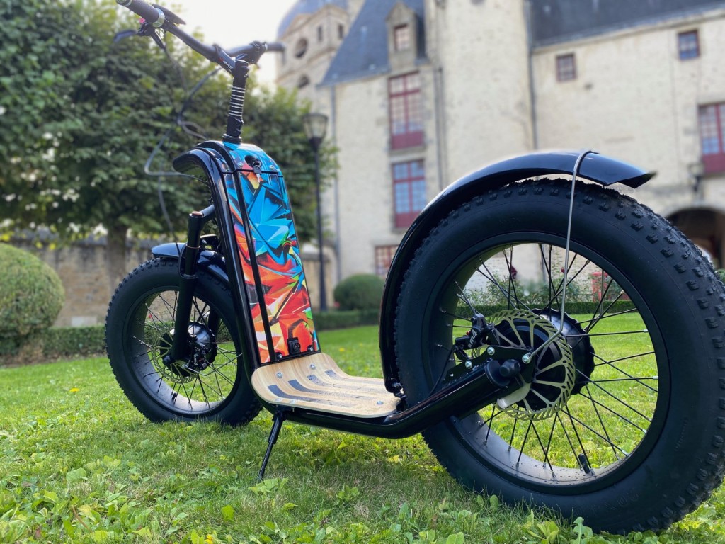 la trottinette électrique à grandes roues tout terrain 