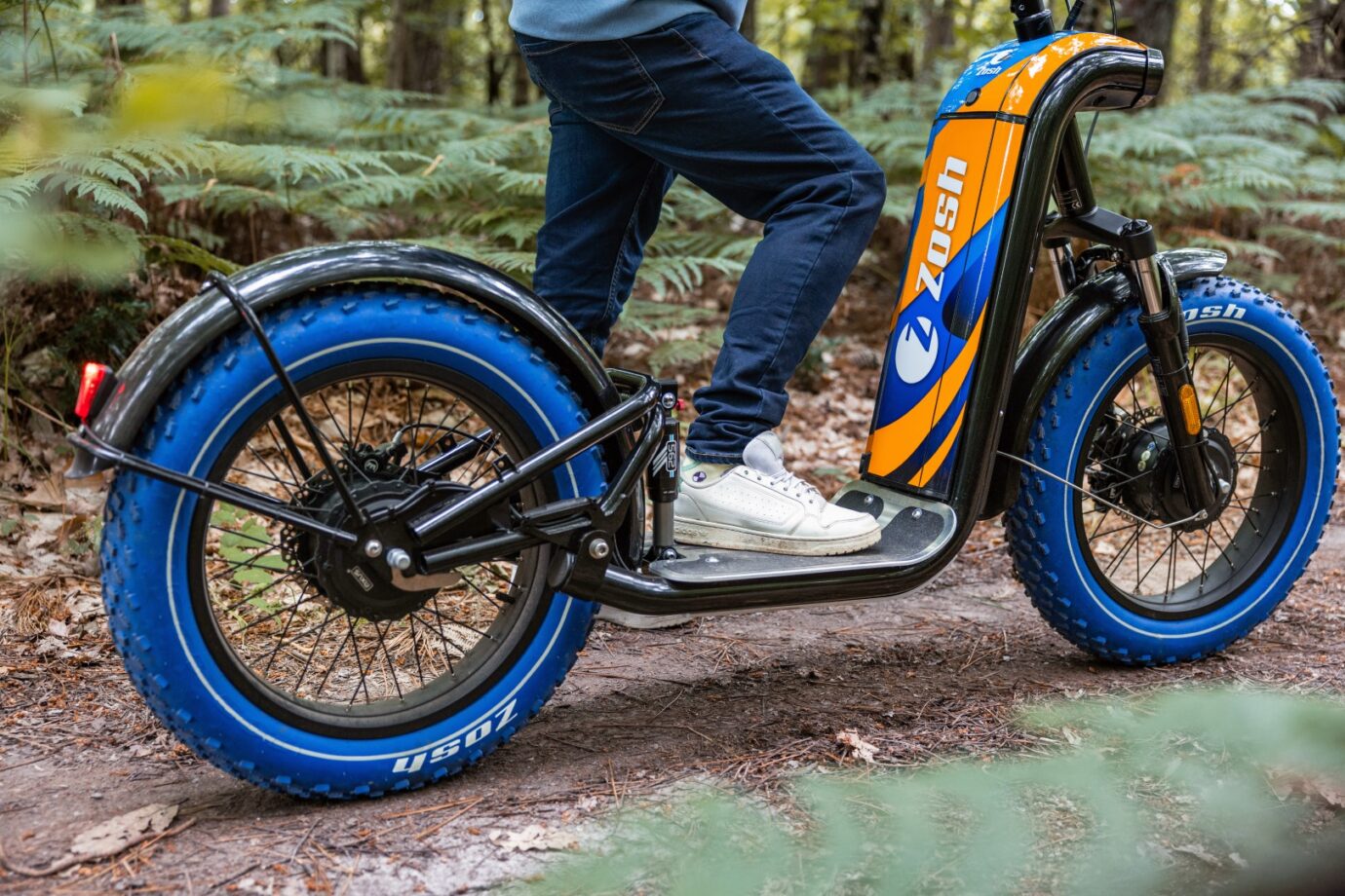 Une trottinette électrique tout-terrain à grande autonomie