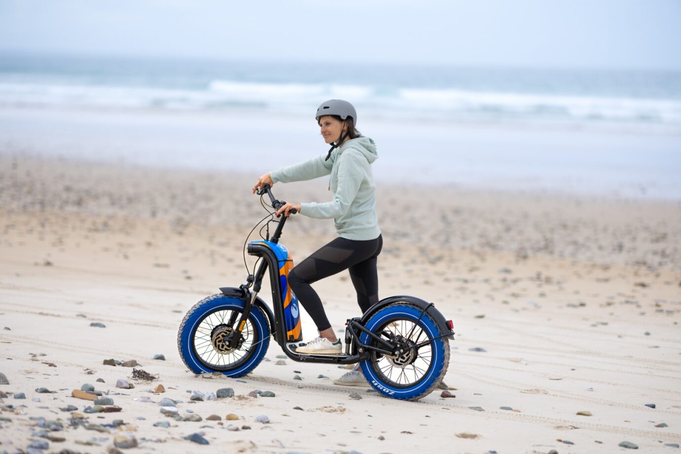 Une trottinette électrique tout-terrain à grande autonomie